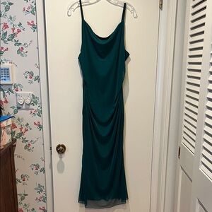 Gorgeous emerald green party dress